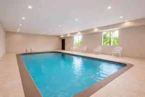 Days Inn & Suites by Wyndham Tomball Houston NW - Piscine