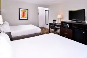 Elimwood Hotel, a Ramada by Wyndham - Chambre