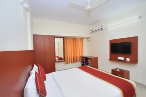 OYO 9653 Ample Premium Suites - Room