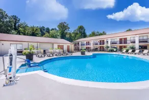 Ramada by Wyndham Tuscaloosa - Piscine
