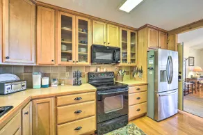 Mtn-View Cabin w/ Deck, 2 Mi to Beech Mtn Slopes! - Interiör