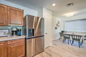Ideal for Snowbirds! Poolside Getaway in Glendale - Innvendig