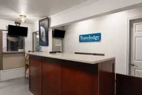 Travelodge by Wyndham Everett City Center - Lobby