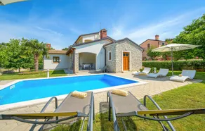 Three-Bedroom Holiday Home In Tinjan - Pool