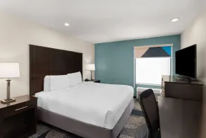 Baymont by Wyndham Iowa Lake Charles - Værelse