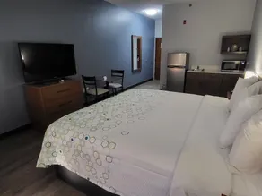 HomeTowne Studios by Red Roof Prattville - Chambre