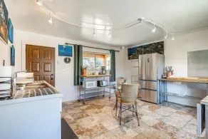 Artsy Studio w/ Patio: 25 Mi to Santa Fe - Intérieur