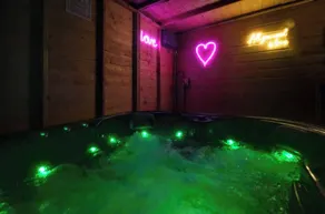 Get Away Home With Hot Tub Sleeps 6 - Spa