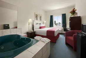 Days Inn & Suites by Wyndham Romeoville - Chambre