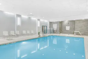 Embassy Suites by Hilton Alexandria Old Town - Piscine
