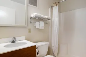 HomeTowne Studios by Red Roof Denver - Thornton - Salle de bain