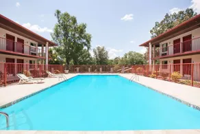 Super 8 by Wyndham Malvern - Pool