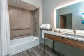 La Quinta by Wyndham Jacksonville, Texas - Bathroom