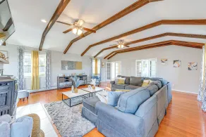 Poconos Group Getaway w/ Game Room + Fire Pit! - Interiör