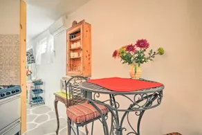 Quirky Santa Cruz Studio w/ Shared Courtyard! - Intérieur
