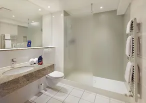 Hotel Hafen Hamburg - Bathroom