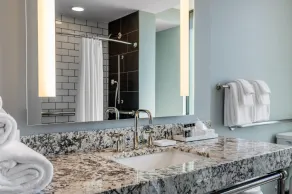 Cambria Hotel Waco University Riverfront - Salle de bain