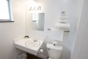 Grand Traverse Motel - Bathroom