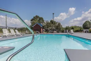 Quality Inn Calera I-65 exit 231 - Pool