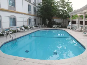 La Quinta by Wyndham St. Louis Westport - Piscine