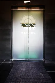 Q Hotel - Interior entrance