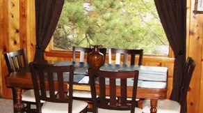 The Evergreens On Fall River - Essbereich im Zimmer