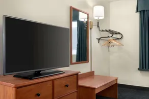 Travelodge by Wyndham Clinton Valley West Court - Rum