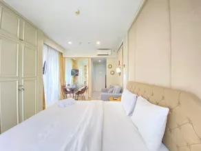Modern Studio Room with Jacuzzi at Art Deco Apartment By Travelio - Room