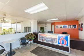 Motel 6 Fort Worth, Tx - Stockyards - Coin salon dans le hall