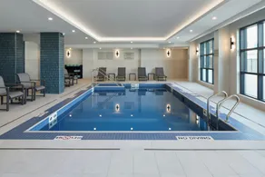 TownePlace Suites by Marriott Montreal Airport - Piscina