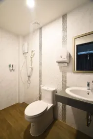 KOKO Party Hostel 18-40 - Bathroom
