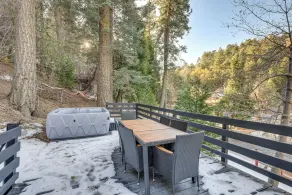 Lake Arrowhead Hideaway w/ Deck & Hot Tub - Interiör