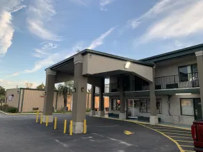 Travelers Inn - Front of property