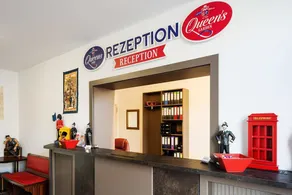 Queens Park Hotel - Interior entrance