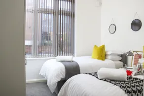 Aisiki Living at Upton Road, Multiple 1, 2, or 3-Bedroom Apartments, King or Twin Beds with Free WiFi & Parking Space - Chambre