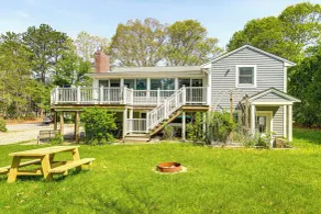 3 Mi to Mashpee Commons: Family Home w/ Fireplace - Innvendig