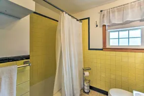 Traditional Cape Cod Cottage: Walk to Beach! - Badeværelse