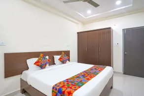 FabHotel Frendz - Nr Hitech City Metro Station - Room