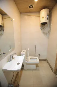 Hotel Aman Inn - Bathroom