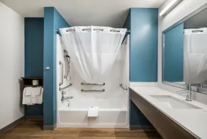 WoodSpring Suites Portland Vancouver - Bathroom
