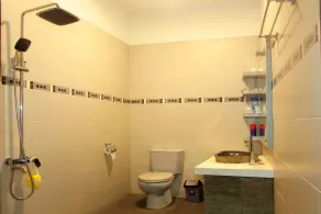 Villa Rumah Putih Abu Abu - Bathroom
