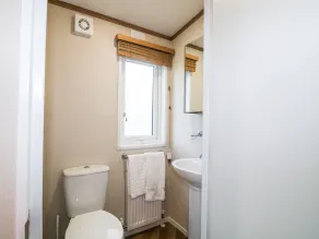 Chichester Lakeside Self-Catering Holiday Home - Bathroom