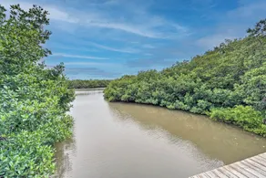 Pool Access, Walk to Manatee Beach: Coastal Condo - Interni
