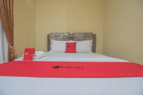 RedDoorz Plus near Syamsudin Noor Airport 3 - Chambre