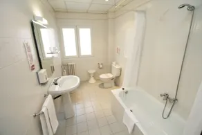 Hotel Pyrénées - Bathroom