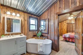 Clarkesville 'rustic Hideaway' on 38 acre Farm - Interior