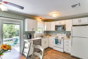 Bright Narragansett Beach Escape w/ Deck & Yard! - Intérieur