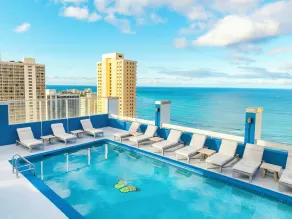 Pacific Monarch Hotel - Pool
