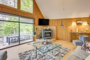 Riverfront Shelby Home w/ Private Boat Dock! - Innenbereich