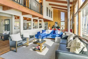 Decks & Views: Waterfront Shelton Home - Interiör
